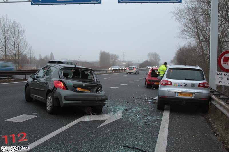 5 voertuigen botsen tegen elkaar A44 12,5 Sassenheim