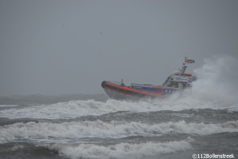 KNRM Katwijk oefent bij harde wind en hoge golven