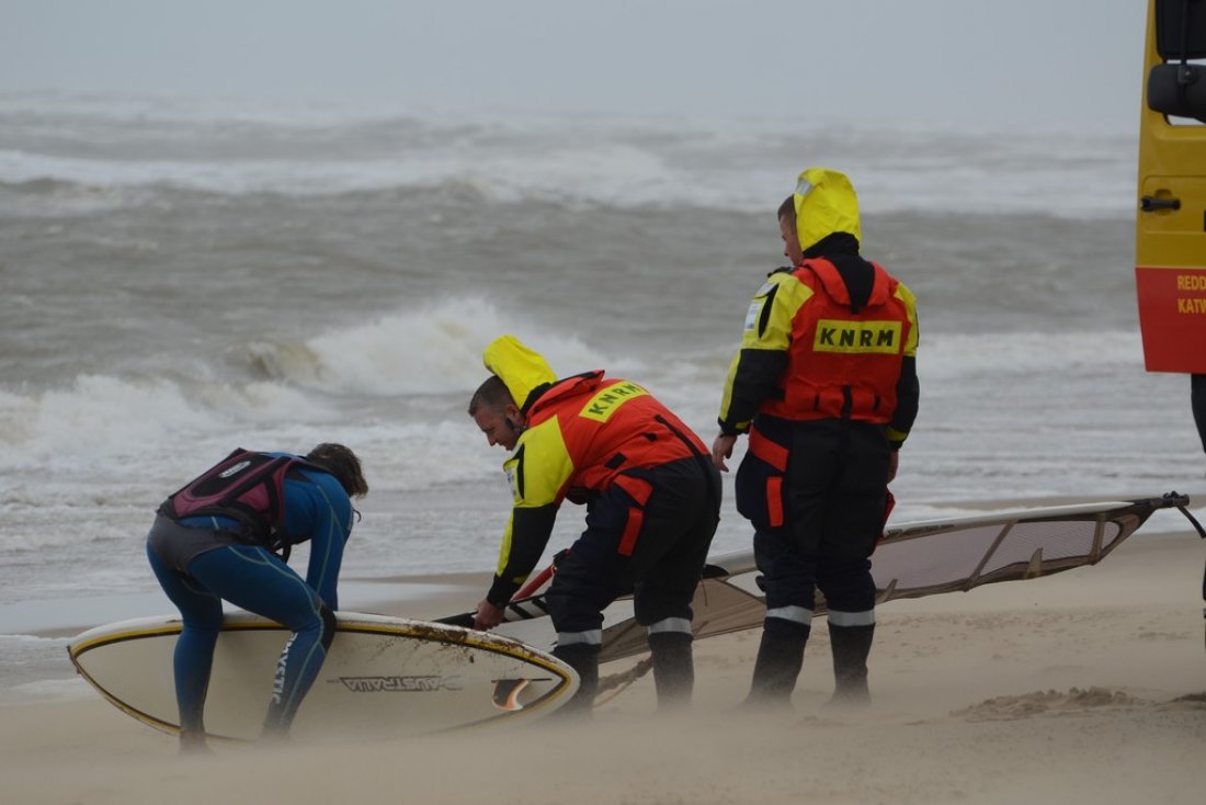 Kitesurfer in problemen Katwijk