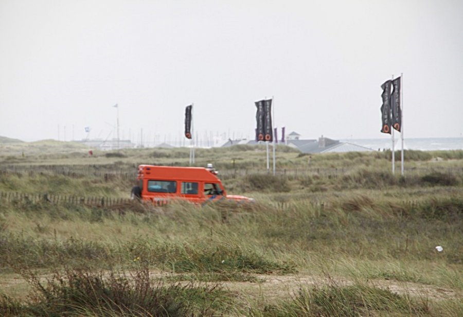 Kitesurfer in problemen Noordwijk