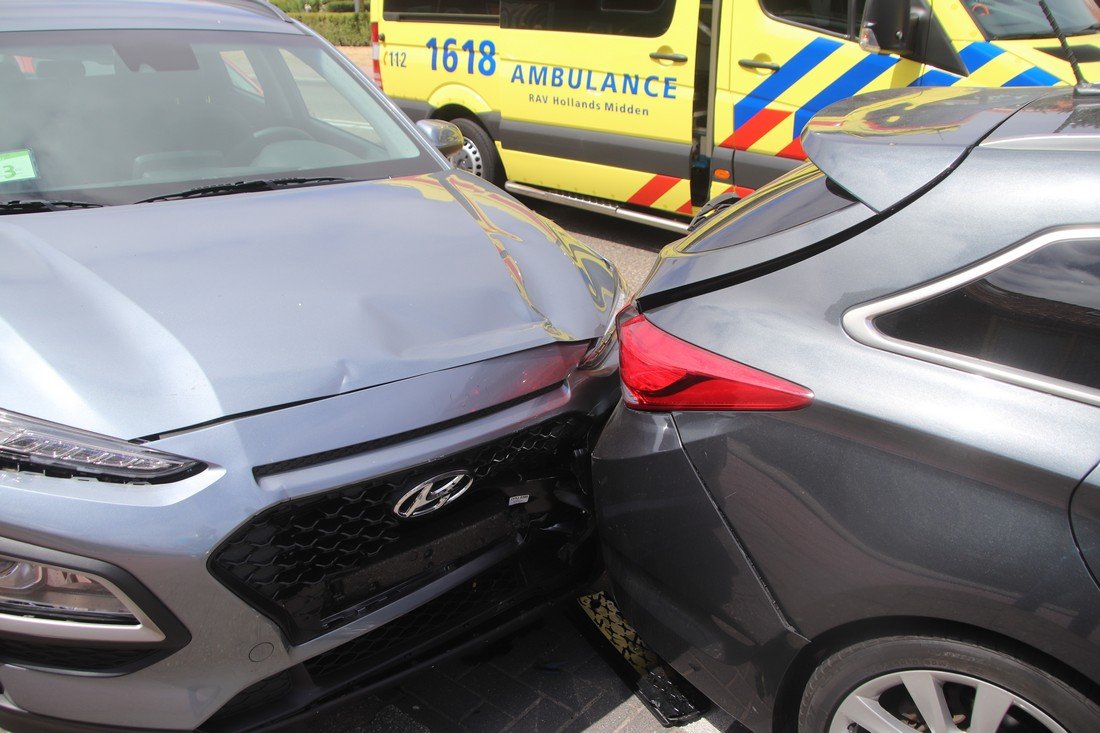 Auto ramt geparkeerde auto's Parklaan Katwijk