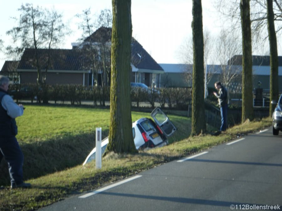 Auto te water IJweg Zwanenburg