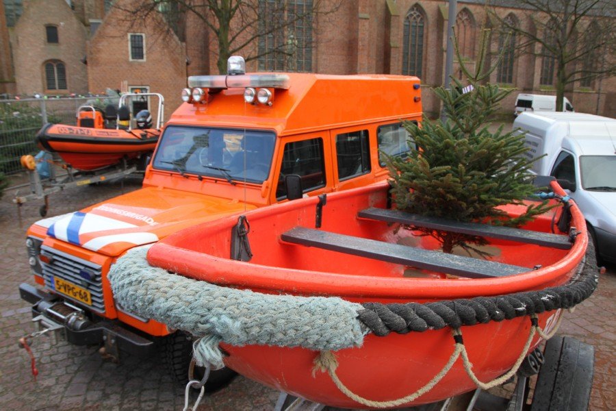 Kerstbomen verkoop gestart Jeroensplein voor goede doel