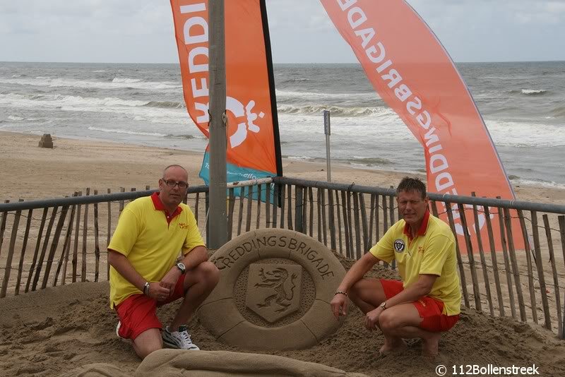 Interpolis deelt samen met de NRB 06-polsbandjes uit in Noordwijk