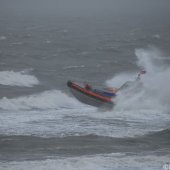 KNRM Katwijk oefent bij harde wind en hoge golven