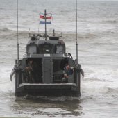 NRB en KNRM assisteren bij aankomst André Kuipers strand Noordwijk