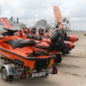 Interpolis deelt samen met de NRB 06-polsbandjes uit in Noordwijk