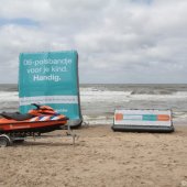 Interpolis deelt samen met de NRB 06-polsbandjes uit in Noordwijk