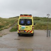 Kiter hard gevallen op strand Katwijk