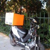 Scooter duikt in kofferbak auto Weeresteinstraat Hillegom