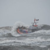 KNRM Katwijk oefent bij harde wind en hoge golven