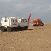 NRB en KNRM assisteren bij aankomst André Kuipers strand Noordwijk