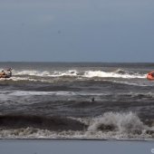 Surfer in problemen Katwijk