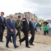 NRB en KNRM assisteren bij aankomst André Kuipers strand Noordwijk