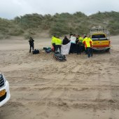 Inzet hulpdiensten voor medische noodsituatie op strand Katwijk