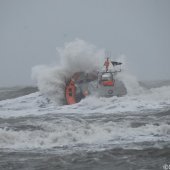 KNRM Katwijk oefent bij harde wind en hoge golven