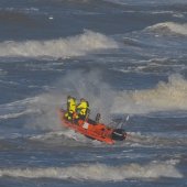KRB oefent met twee boten in woeste branding