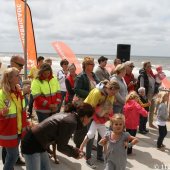 Interpolis deelt samen met de NRB 06-polsbandjes uit in Noordwijk