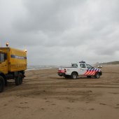 Kiter hard gevallen op strand Katwijk