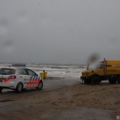 KNRM assistentie voor ambulance strand Noordwijk