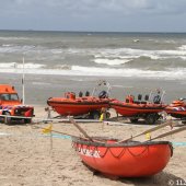 Interpolis deelt samen met de NRB 06-polsbandjes uit in Noordwijk