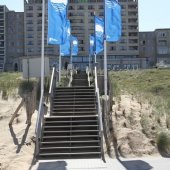 Blauwe vlag gehesen in Noordwijk door Prins Willem-Alexander