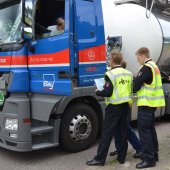 Grote vrachtwagen controle op parkeerplaats BP op de A44