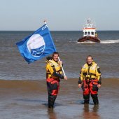 Blauwe vlag gehesen in Noordwijk door Prins Willem-Alexander