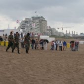 NRB en KNRM assisteren bij aankomst André Kuipers strand Noordwijk