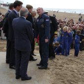 NRB en KNRM assisteren bij aankomst André Kuipers strand Noordwijk