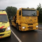Auto vliegt uit bocht N206 Katwijk