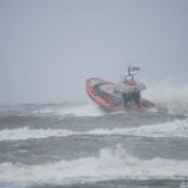 KNRM Katwijk oefent bij harde wind en hoge golven
