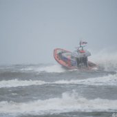 KNRM Katwijk oefent bij harde wind en hoge golven