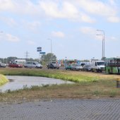 Auto klem tussen metalen afscheiding s'Gravendamseweg N443 Voorhout