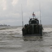 NRB en KNRM assisteren bij aankomst André Kuipers strand Noordwijk