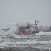 KNRM Katwijk oefent bij harde wind en hoge golven