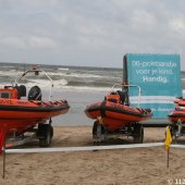 Interpolis deelt samen met de NRB 06-polsbandjes uit in Noordwijk