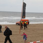 NRB en KNRM assisteren bij aankomst André Kuipers strand Noordwijk