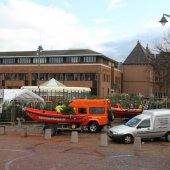 Kerstbomen verkoop gestart Jeroensplein voor goede doel