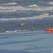 KRB oefent met twee boten in woeste branding