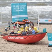 Interpolis deelt samen met de NRB 06-polsbandjes uit in Noordwijk