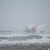 KNRM Katwijk oefent bij harde wind en hoge golven