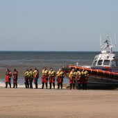 Blauwe vlag gehesen in Noordwijk door Prins Willem-Alexander