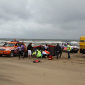 Kiter hard gevallen op strand Katwijk