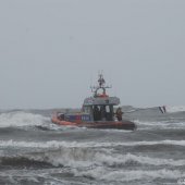 KNRM Katwijk oefent bij harde wind en hoge golven