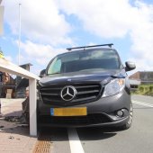 Auto klem tussen metalen afscheiding s'Gravendamseweg N443 Voorhout