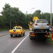 Auto vliegt uit bocht N206 Katwijk