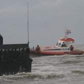 NRB en KNRM assisteren bij aankomst André Kuipers strand Noordwijk