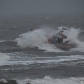 KNRM Katwijk oefent bij harde wind en hoge golven