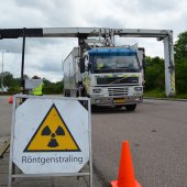 Grote vrachtwagen controle op parkeerplaats BP op de A44